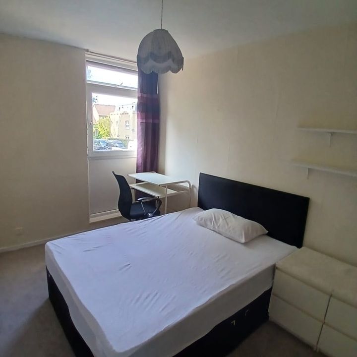 Room in a Shared House, Crewkerne Court, SW11 - Photo 1