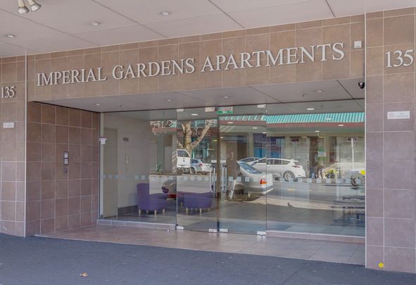 Popular Imperial Gardens apartment is waiting for new occupants! - Photo 1