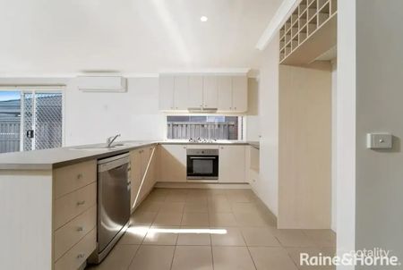 Lovely 4 Bedroom Home in Tarneit - Photo 4
