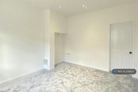 2 bedroom end of terrace house to rent - Photo 2