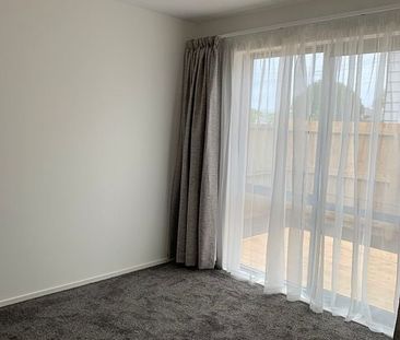 Modern Sunny 3BR Townhouse in Point Chevalier! - Photo 4