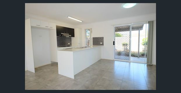 3 BEDROOM, 2 BATHROOM AIRCONDITIONED TOWNHOUSE - PERFECTLY LOCATED IN CENTRAL OXLEY - Photo 1