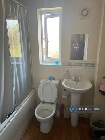 1 bedroom in a house share to rent - Photo 4