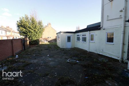 1 bedroom in a house share to rent - Photo 3