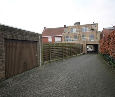 Een gelijkvloers appartement met 2 slaapkamers, tuin en garage. - Foto 2