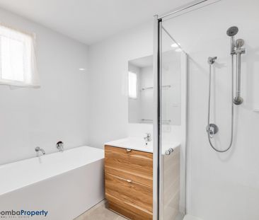 Magnificent 5 Bedroom Family Home in Sought-After South Toowoomba! - Photo 6