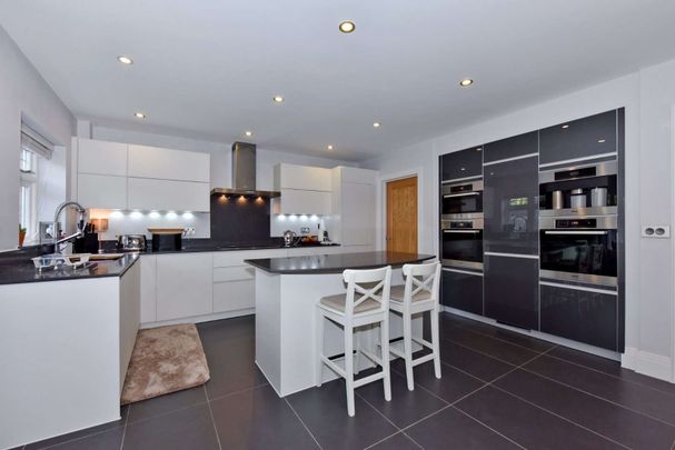 Family home within award winning Queens Acre gated development - Photo 1