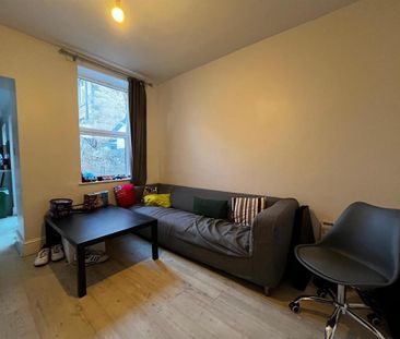 4 bedroom private hall to rent - Photo 1