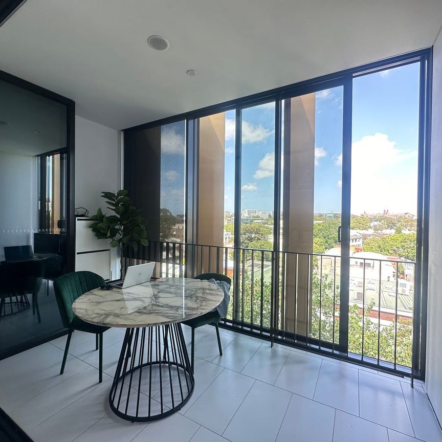 Park View and Partly Furnished One bed one bath in Central Park - Photo 1