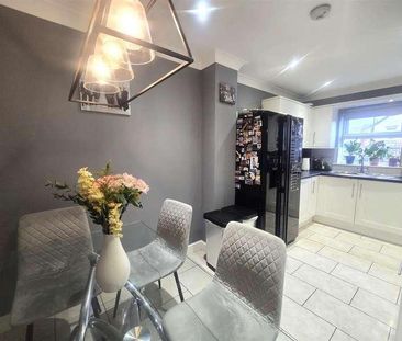 Pembroke Mews, GU14 - Photo 4