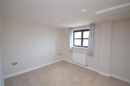 2 bedroom flat - Photo 2