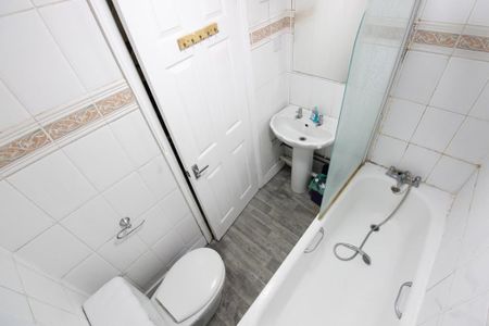 3 bedroom flat to rent - Photo 4