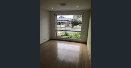 SINGLE STOREY 3 BEROOM FAMILY HOME & DOUBLE GARAGE & SOLAR PANEL SYSTEM & TWO LIVING AREAS & ALFRESCO - Photo 3