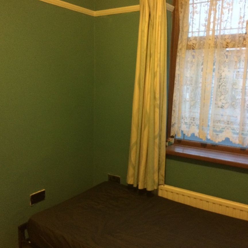 Room in a Shared House, Newbury Park, IG2 - Photo 1