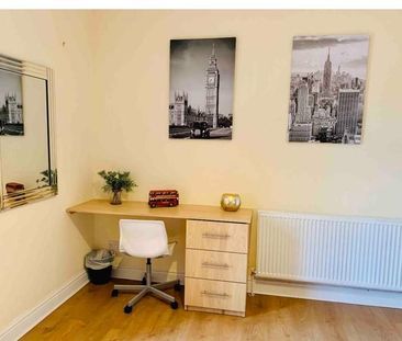 4 bedroom terraced house to rent - Photo 3