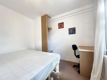 4 bedroom semi-detached house to rent - Photo 4