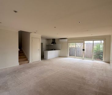 Spacious Family Townhouse - Photo 1