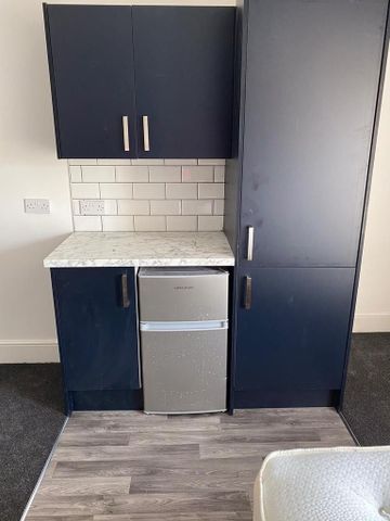 1 bedroom in a house share to rent - Photo 4