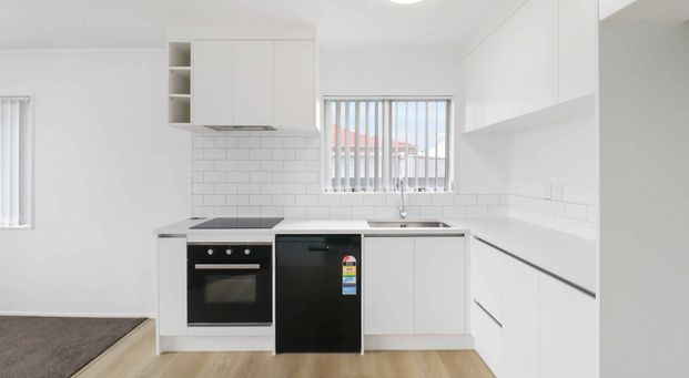 Renovated 3 bedroom home in Otara! - Photo 1