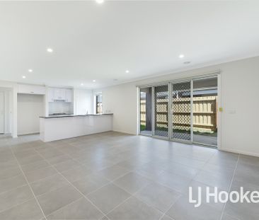 Modern Four Bedroom Home! - Photo 3