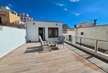 LUXURY SEMI-DETACHED HOUSE FOR RENT IN THE CENTER OF MORAIRA, FIRST LINE TO THE SEA