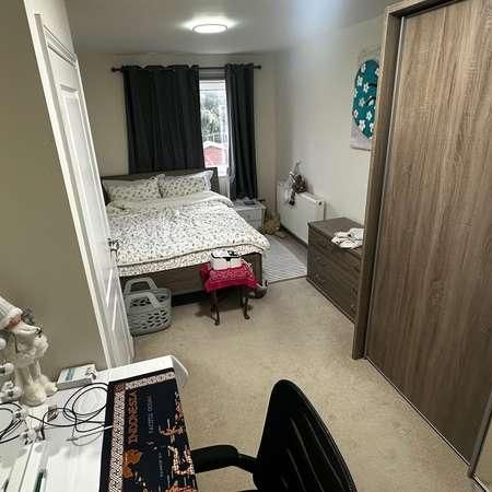 Spacious Bedroom Family Home - Furnished, LU4 - Photo 1