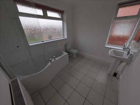 4 bedroom bungalow to rent - Photo 2