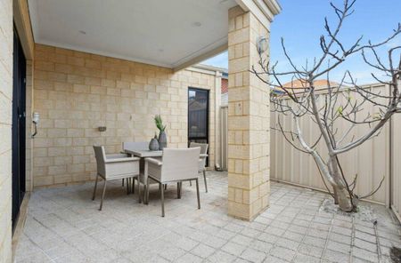 Stylish Rear Villa Offering Comfort and Convenience - Photo 3