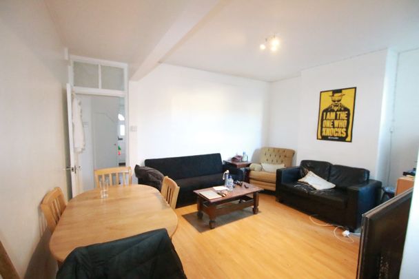 4 Bed Terraced House, Blenheim Road, RG1 - Photo 1