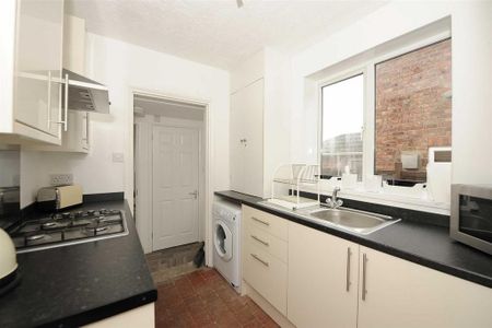 1 bedroom in a house share to rent - Photo 4