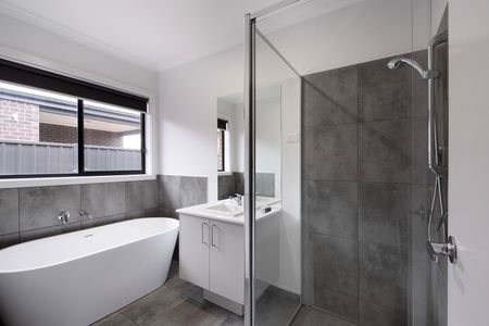Modern home, offering comfortable living with low maintenance - Photo 2