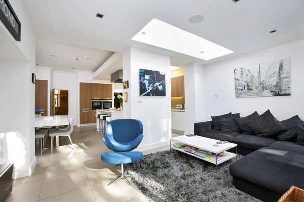4 bedroom terraced house to rent - Photo 1