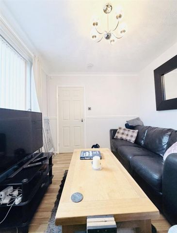 4 bedroom detached house to rent - Photo 3