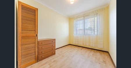 4 bedroom with solar panels - Photo 5