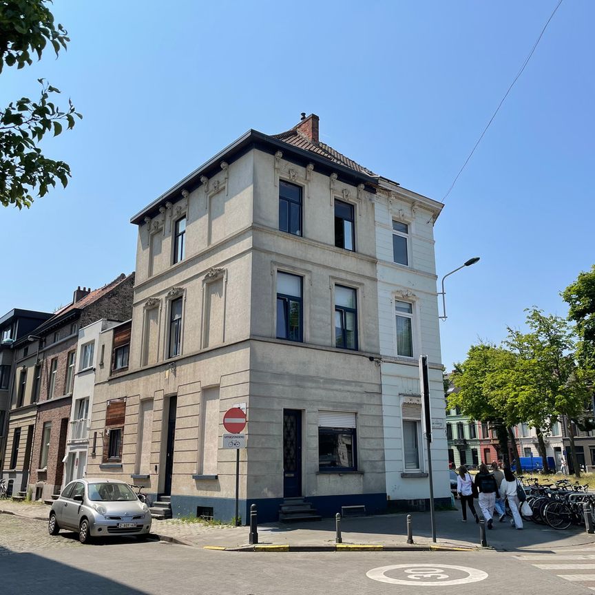 Charmant gerenoveerd hoekhuisje met 1 slaapkamer gelegen vlakbij het Prinsenhof/Sint-Elisabeth begijnhof/Rabot. - Photo 1