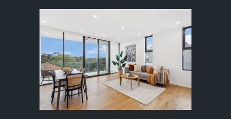 Expansive four bedroom apartment with stunning views! - Photo 4