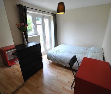 8 bedroom semi-detached house to rent - Photo 4