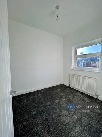 3 bedroom terraced house to rent - Photo 2