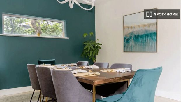 Room for rent in 5-bedroom house in Chapelizod, Dublin - Photo 1