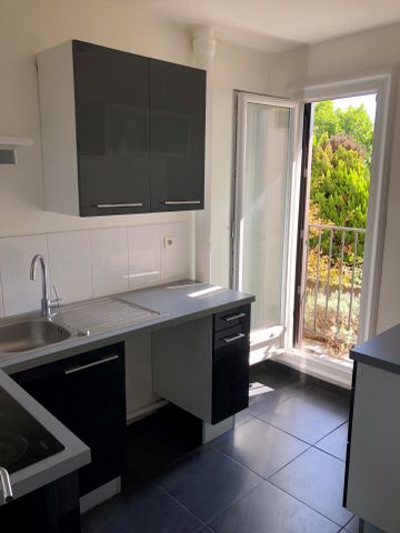Location Appartement 2 pièces 45m² ST MAUR DES FOSSES 94100 - Photo 3