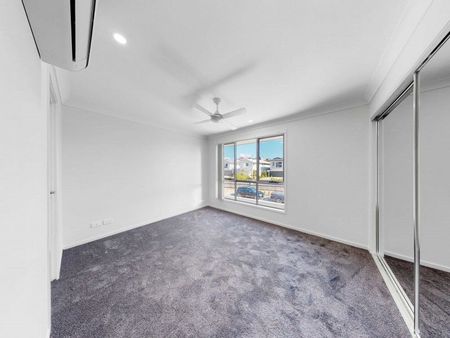 SPACIOUS 3 Bed Townhouse CONVENIENT Location - Photo 4