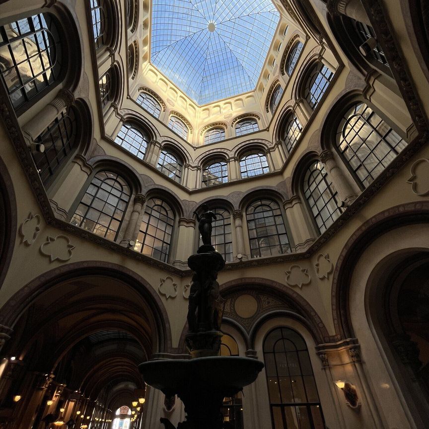 PALAIS HARDEGG: Großzügige 3-Zimmer-Dachgeschoßwohnung mit zwei Terrassen direkt an der Freyung - zu mieten in 1010 Wien - Foto 1