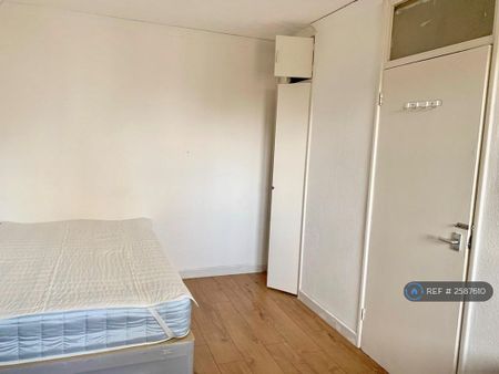 4 bedroom flat to rent - Photo 4