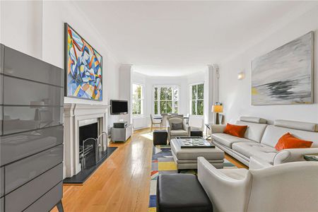 A fantastic lateral three bedroom apartment on a sought after address in St. John's Wood. - Photo 4