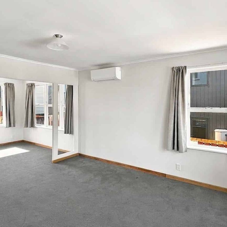 Charming family home in Mangere Bridge! - Photo 1