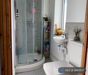 3 bedroom semi-detached house to rent - Photo 4