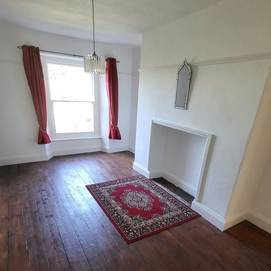 Flat to rent on - Photo 1