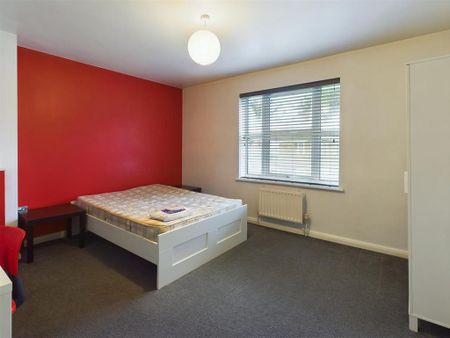 3 bedroom flat to rent - Photo 4