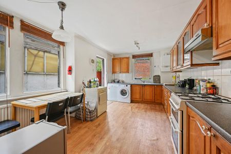 1 bedroom in a house share to rent - Photo 2