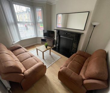 4 bedroom end of terrace house to rent - Photo 4